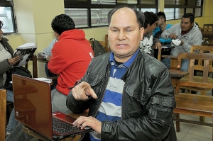 Foto de un estudiante con discapacidad visual que cursa la carrera de Derecho en la UMSS