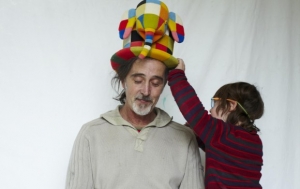 El argentino residente en España, Gusti Rosemffet, tiene un hijo con síndrome de Down. El arte le ha permitido, como padre, comunicarse mejor con su hijo y fortalecer los lazos