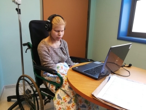 Persona con discapacidad tomando el exámen