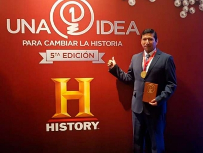 Premiación. Marco Checa, líder del grupo investigador de Uniandes durante la entrega del galardón en Bogotá.