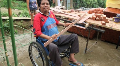 Señor en silla de ruedas trabajando