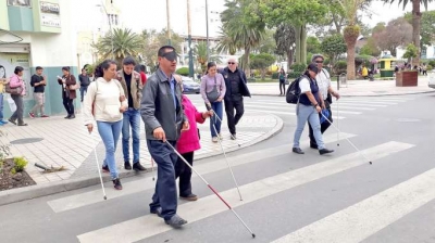 Personas con discapacidad visual aprenden a ser autónomas en la calle