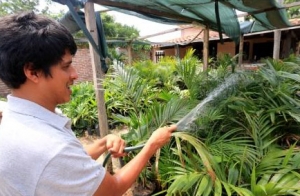 Foto del estudiante Ruddy Ibáñez regando plantas