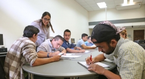 Foto de la profesora Cinthya Quirós guiando la clase con grupo de estudiantes de Empléate Inclusivo
