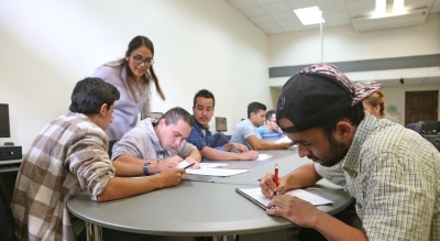 Foto de la profesora Cinthya Quirós guiando la clase con grupo de estudiantes de Empléate Inclusivo