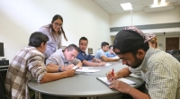 Foto de la profesora Cinthya Quirós guiando la clase con grupo de estudiantes de Empléate Inclusivo