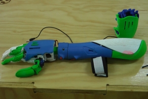 Universitarios de Huancayo innovan con prótesis biomédica 3D a bajo costo.