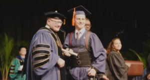 Hombre cuadrapléjico logra caminar en su graduación gracias a la tecnología